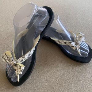 GUESS Tutu Jelly Flip Flip Sandals Shoes Bow Rhinestone Crystals Bling Womens 7